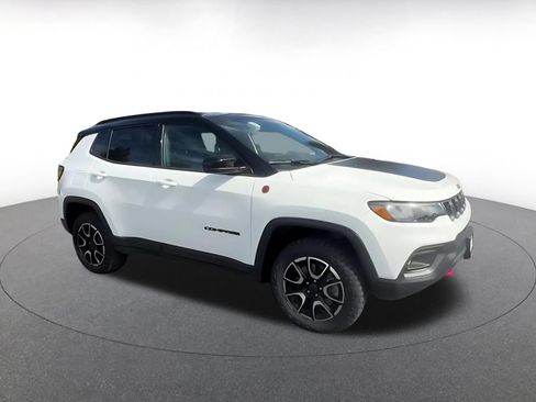 Used 2025 Jeep Compass Trailhawk AWD/4WD image 2