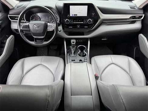 Used 2023 Toyota Highlander XLE image 12