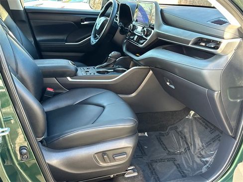 Certified 2025 Toyota Highlander XLE image 12
