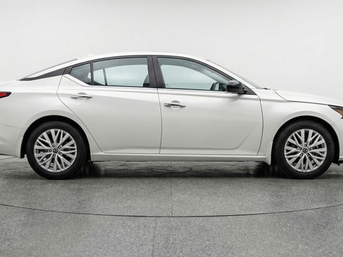 Used 2025 Nissan Altima 2.5 SV image 11