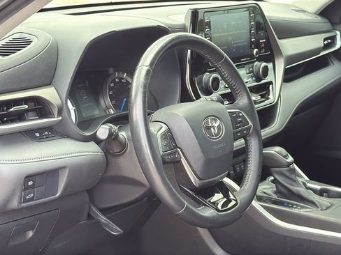 Used 2021 Toyota Highlander LE AWD/4WD image 9