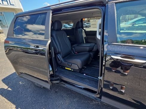 New 2026 Kia Carnival EX FWD image 17