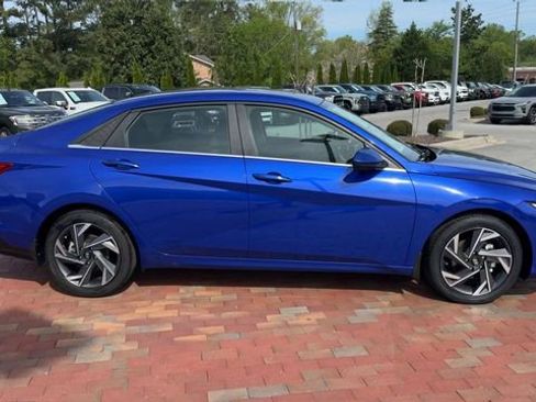 Used 2024 Hyundai Elantra SEL w/ Convenience Package FWD image 4