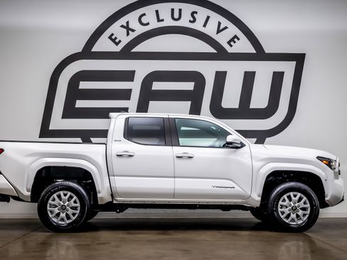 Used 2024 Toyota Tacoma SR5 AWD/4WD image 8