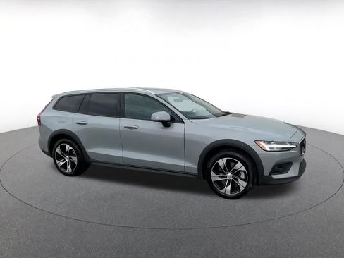 Used 2025 Volvo V60 B5 Cross Country Plus image 2
