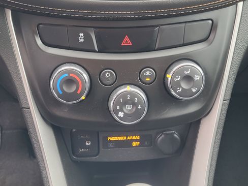 Used 2017 Chevrolet Trax LT w/ LT Convenience Package AWD/4WD image 18