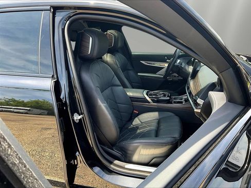 Used 2023 BMW i7 xDrive60 w/ Executive Package 2 AWD/4WD image 29
