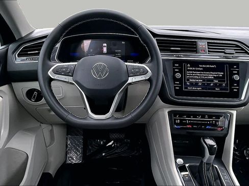 Used 2023 Volkswagen Tiguan SE w/ Panoramic Sunroof Package FWD image 6