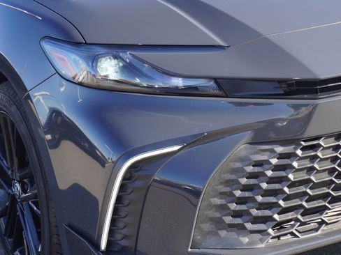 Used 2025 Toyota Camry SE image 3