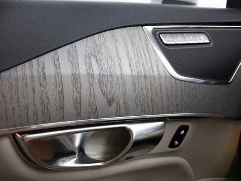 Certified 2025 Volvo XC90 T8 Plus w/ Protection Package Premier image 23