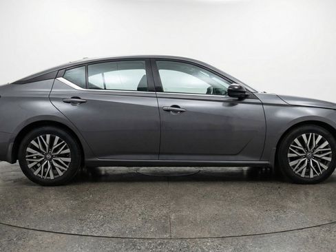 Used 2025 Nissan Altima 2.5 SV image 11