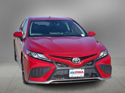 Used 2021 Toyota Camry XSE FWD image 3