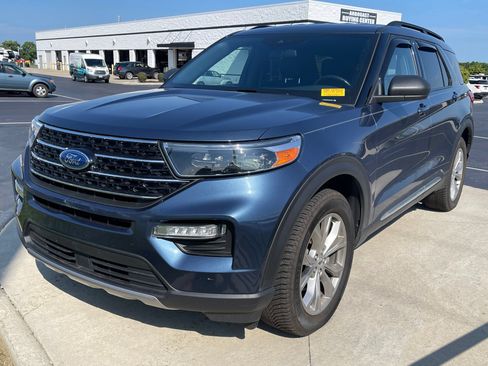 Used 2020 Ford Explorer XLT w/ Equipment Group 202A AWD/4WD image 3