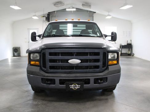 Used 2006 Ford F350 2WD Regular Cab DRW Super Duty image 3