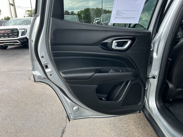 Used 2025 Jeep Compass Latitude w/ Convenience Group AWD/4WD image 20