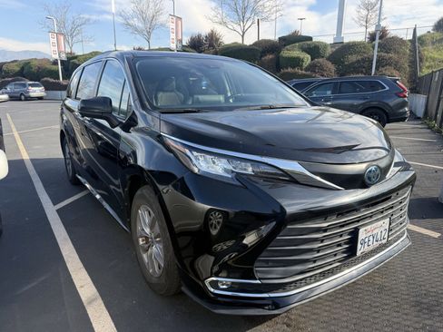Used 2023 Toyota Sienna XLE image 1