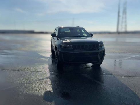 New 2026 Jeep Grand Cherokee Altitude image 17