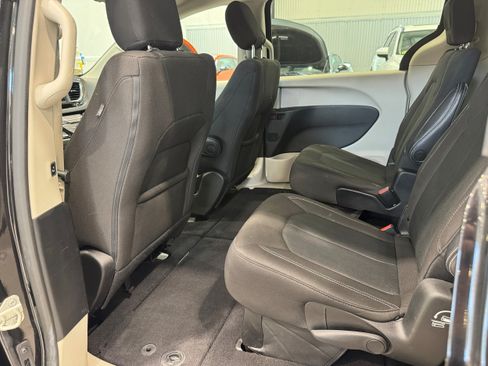 Used 2022 Chrysler Voyager LX FWD image 12