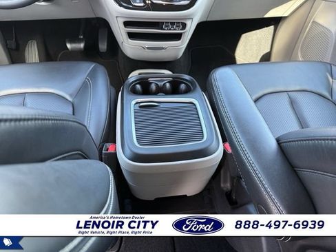 Used 2023 Chrysler Pacifica Touring-L FWD image 14