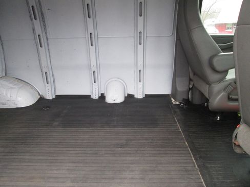 Used 2017 Chevrolet Express 2500 image 20