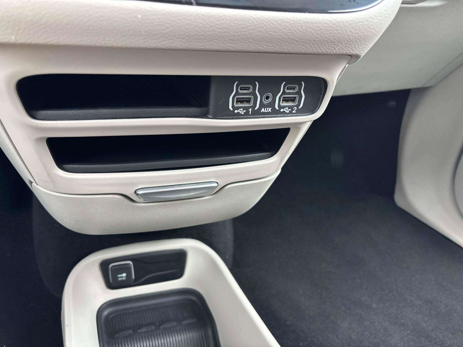 Used 2024 Chrysler Pacifica Touring-L FWD image 30