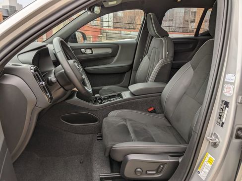 Certified 2025 Volvo XC40 B5 Plus image 11