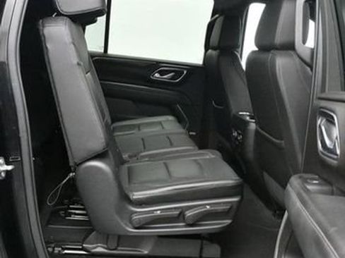 Used 2021 Chevrolet Suburban LT w/ Luxury Package image 12