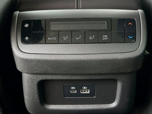 Used 2023 Nissan Pathfinder SL w/ Black Appearance Package AWD/4WD image 27