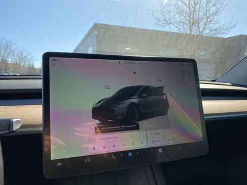 Used 2022 Tesla Model Y Long Range image 23