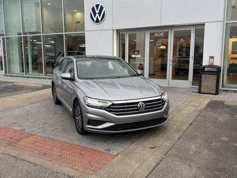 Used 2021 Volkswagen Jetta SE w/ SE Cold Weather Package image 1