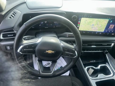 Used 2025 Chevrolet Traverse LT image 16