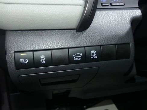 Used 2020 Toyota Camry SE w/ Sunroof Package image 29