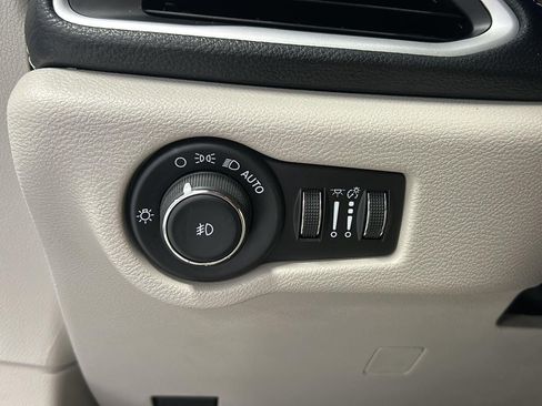 Used 2024 Chrysler Pacifica Touring-L image 16