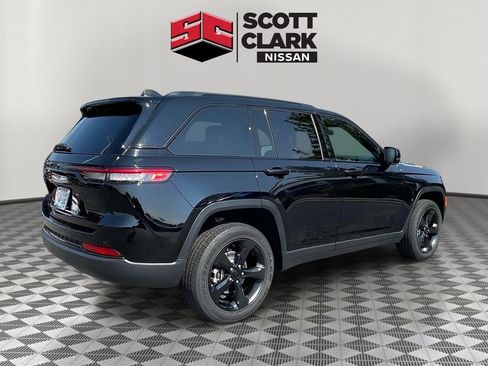 Used 2023 Jeep Grand Cherokee Altitude AWD/4WD image 6