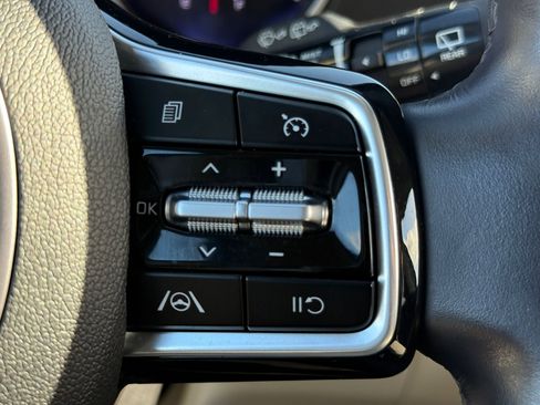 Used 2024 Kia Carnival LX image 24