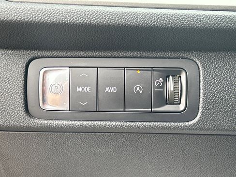 Used 2025 Chevrolet Traverse LT image 20