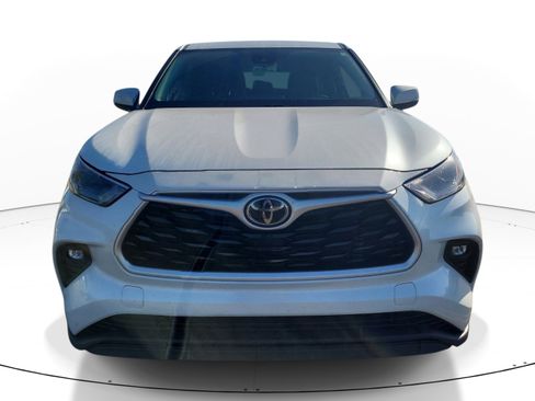 Used 2022 Toyota Highlander LE FWD image 2
