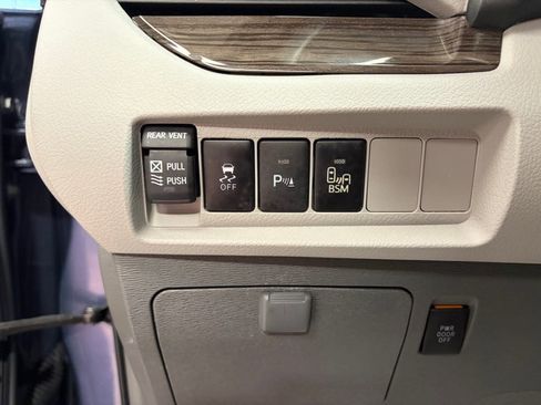 Used 2016 Toyota Sienna XLE Premium image 18