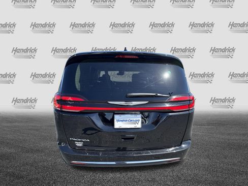 Used 2024 Chrysler Pacifica Touring-L FWD image 9