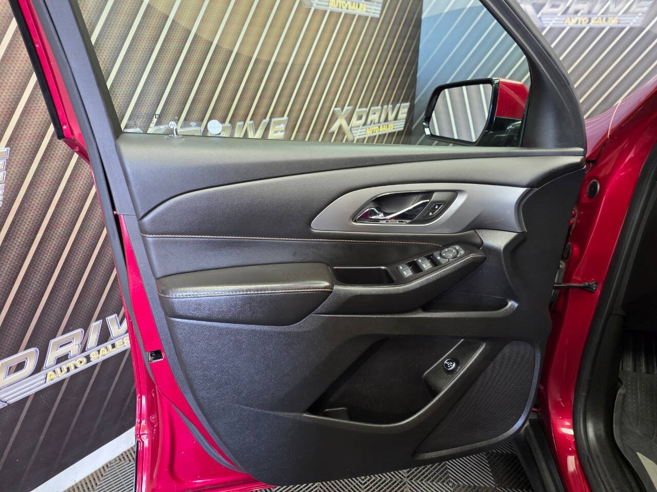 Used 2019 Chevrolet Traverse LT FWD image 17