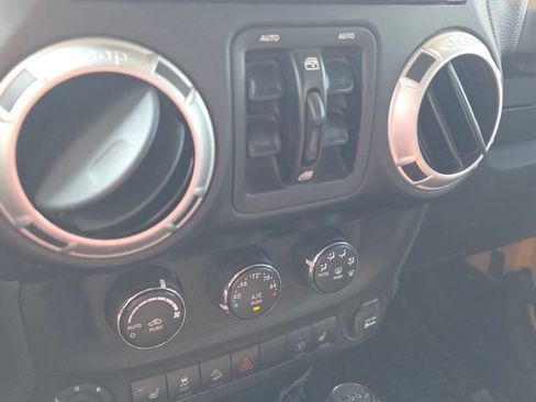 Used 2015 Jeep Wrangler Unlimited Rubicon w/ Connectivity Group AWD/4WD image 19