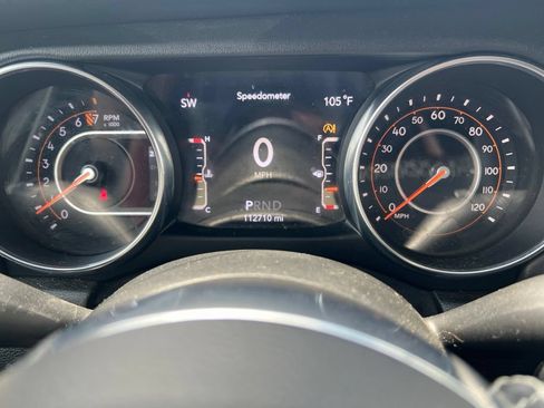 Used 2018 Jeep Wrangler Unlimited Sahara AWD/4WD image 9