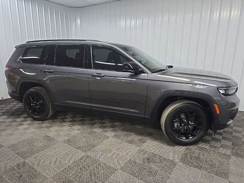 Used 2024 Jeep Grand Cherokee L Laredo image 1