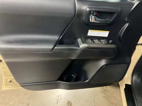 Used 2020 Toyota Tacoma TRD Off-Road AWD/4WD image 15