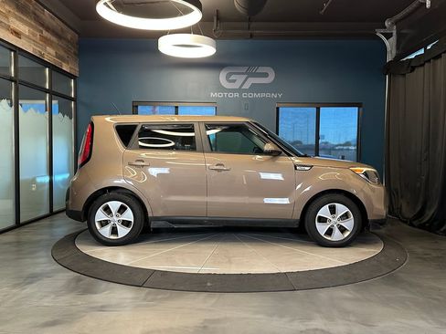 Used 2016 Kia Soul FWD image 2