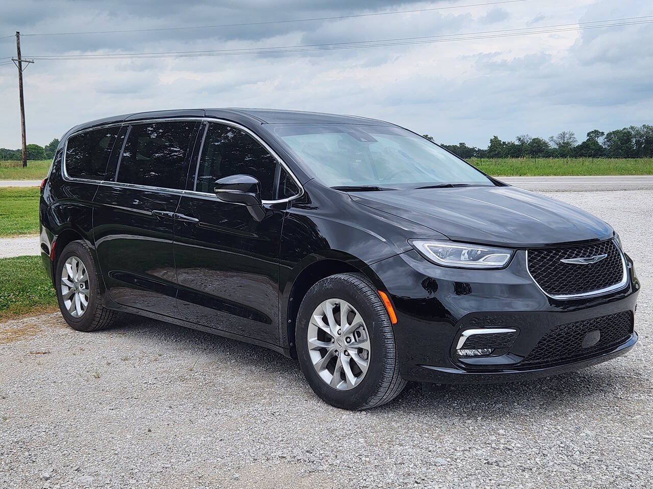 Used 2024 Chrysler Pacifica Touring-L AWD/4WD image 1