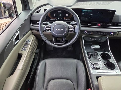 Used 2025 Kia Carnival EX FWD image 4