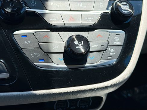 Used 2024 Chrysler Pacifica Touring-L FWD image 33