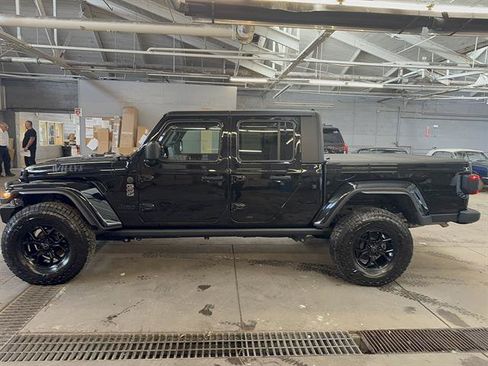 Used 2024 Jeep Gladiator Sport AWD/4WD image 2