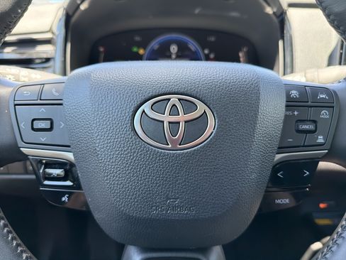 Used 2025 Toyota Camry LE AWD/4WD image 12